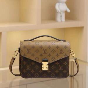 M44876 Pochette Metis This compact handbag exudes elegance. Crafted from soft Monogram canvas, its petite size features multiple practical pockets and compartments. Dimensions: 25 x 19 x 9 cm